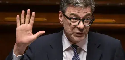 Giorgetti: &ldquo;Noi austeri? &Egrave; prudenza&rdquo;. E difende il favore ai fondi pensione (&ldquo;rester&agrave; nella storia&rdquo;) e la tassa sui piccoli pacchi