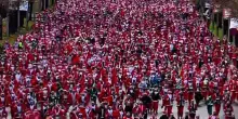 I Babbi Natale invadono Madrid: 11 mila persone corrono per la capitale spagnola in occasione della &ldquo;Carrera de Pap&aacute; Noel&rdquo;