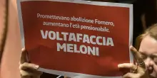 Via libera del Senato alla legge di Bilancio. Le opposizioni alzano cartelli rossi in Aula: &ldquo;Voltafaccia Meloni&rdquo;
