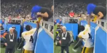Choc in Nfl: un giocatore si avvicina a un tifoso e gli sferra un pugno, poi torna in campo &ndash; Video