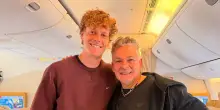 Baggio incontra Sinner in aereo: &ldquo;Sempre bello vederti fenomeno&rdquo;. E gli italiani si scatenano nei commenti