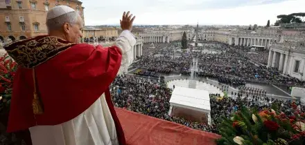 &ldquo;Giovani costretti alle armi capiscono l&rsquo;insensatezza della guerra e le menzogne di chi li manda a morire&rdquo;: il messaggio di Natale di Papa Leone XIV