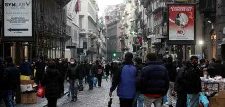 Napoli, cadono calcinacci da un cornicione in via Toledo: ferite due turiste