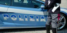 Uccide a coltellate il fratello, poi videochiama la madre e le mostra il cadavere: 33enne arrestato