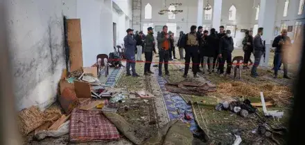 Siria, 8 morti nell&rsquo;attentato alla moschea di Homs. Bombe e imboscate: la strategia della tensione degli uomini di Assad