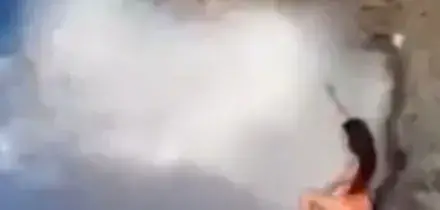 Si mette in posa per scattare una foto nel &ldquo;Bagno di Cleopatra&rdquo; e viene travolta da un&rsquo;onda che la trascina in mare aperto: turista salva per miracolo