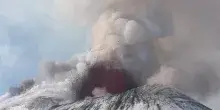 Spettacolari fontane di lava dall&rsquo;Etna, i getti alti fino a 300-400 metri: il video dal cratere di Nord-Est