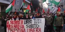 Finanziamenti ad Hamas, corteo a Milano per gli arrestati: &ldquo;Liberi subito, la solidariet&agrave; non &egrave; terrorismo&rdquo; &ndash; Video