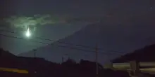 Misteriosa palla di fuoco &ldquo;sfiora&rdquo; il Monte Fuji e illumina la notte giapponese: il video virale