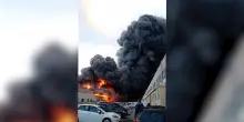 Bari, maxi-incendio in un capannone industriale: &ldquo;Restate in casa con finestre chiuse&rdquo;. Il video del rogo