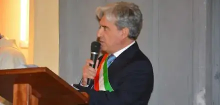 Sindaco aggredito in strada nel Salernitano: colpito violentemente con un bastone. &Egrave; ricoverato con diverse fratture