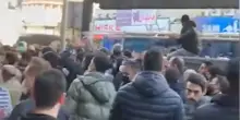 Iran, proteste contro crisi economica e crollo della moneta locale: i commercianti chiudono i negozi &ndash; Video