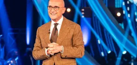 Alfonso Signorini indagato per violenza sessuale ed estorsione dai pm di Milano. Ieri si era autosospeso da Mediaset