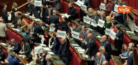 &ldquo;Disastro Meloni&rdquo;: cartelli in Aula contro la manovra. La protesta dei deputati Pd alla Camera &ndash; Video