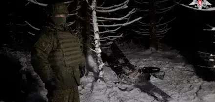 Mosca insiste: &ldquo;91 droni contro la residenza di Putin&rdquo;. E mostra un video con i resti. La Ue risponde con Kallas: &ldquo;Affermazioni infondate&rdquo;