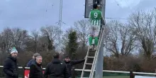 Sale sulla scala, aggiusta il faretto dello stadio, scende e fa gol: &egrave; successo in Inghilterra | Domeniche Bestiali
