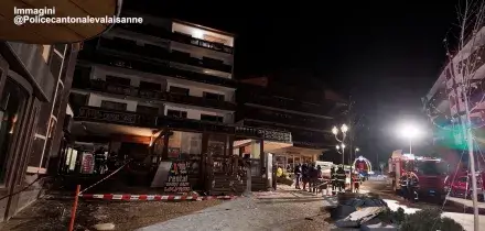 Tragedia in un bar svizzero la notte di Capodanno: le immagini della polizia dopo l&rsquo;incendio &ndash; Video