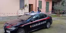 Accoltellata al collo dal marito al termine di una lite in casa: 45enne in gravi condizioni. Fermato l&rsquo;uomo