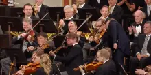 Il bacio al marito violinista e la discesa in platea durante la Marcia di Radetzky: il direttore Yannick N&eacute;zet-S&eacute;guin ha rotto il rito del Capodanno di Vienna