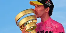 Il vincitore del Giro d&rsquo;Italia lascia il ciclismo: Simon Yates si ritira a sorpresa. La sua decisione in una lettera