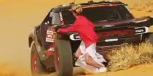 Tragedia sfiorata alla Dakar 2026, l&rsquo;influencer vuole filmare da vicino l&rsquo;auto: il pilota la evita per un soffio &ndash; Video