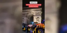 Gli agricoltori entrano a Parigi: trattori davanti all&rsquo;Arco di Trionfo e sugli Champs-&Eacute;lys&eacute;es &ndash; Video