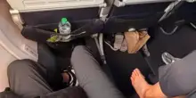 &ldquo;Si &egrave; tolta le scarpe, i calzini e ha appoggiato i piedi nudi sul sedile accanto al mio. Un comportamento selvaggio, voi che avreste fatto?&rdquo;: il passeggero di un aereo American Airlines si sfoga