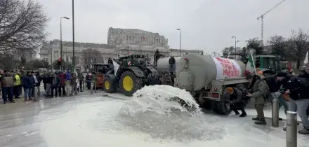 Mercosur, gli agricoltori rovesciano il latte per le strade di Milano: &ldquo;Traditi dal governo&rdquo;