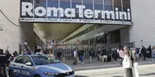 Due uomini picchiati alla stazione Termini, uno &egrave; in fin di vita: in quattro fermati dalla polizia