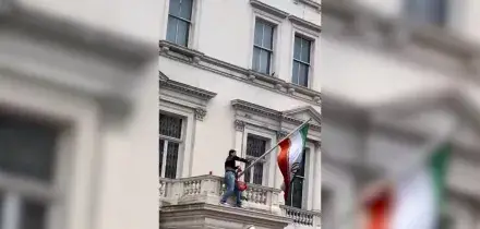 Proteste per l&rsquo;Iran a Londra, manifestante si arrampica sui muri dell&rsquo;ambasciata iraniana e sostituisce la bandiera &ndash; Video
