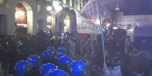 Tensione a Torino per l&rsquo;arrivo del tedoforo di Milano-Cortina, protesta contro Israele: &ldquo;Fuori dalle Olimpiadi&rdquo; &ndash; Video