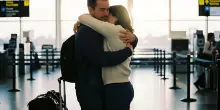 Arriva la &ldquo;tassa sugli abbracci&rdquo; in aeroporto: ecco quanto costa fermarsi per salutare i propri cari, la mappa
