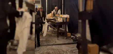 Paura nella sala stampa dei Golden Globe: il caff&egrave; bollente fa prendere fuoco al tappeto. I momenti di panico &ndash; Video