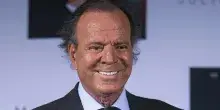 &ldquo;Ci mandava a chiamare molte volte nella sua stanza&rdquo;: Julio Iglesias accusato di violenza sessuale da due ex dipendenti. Il cantante e l&rsquo;avvocato per ora tacciono