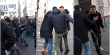 Si presenta col Pos allo sciopero dei tassisti e viene aggredito: il video con calci e sputi dei manifestanti