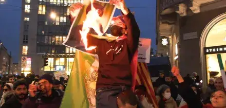 Proteste Iran a Milano, i manifestanti bruciano le foto di Khamenei sotto il consolato Usa &ndash; Video