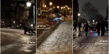 Rimanere in piedi &egrave; impossibile, ad Amsterdam il ghiaccio fa scivolare pedoni, bici e macchine: scene surreali per strada &ndash; Video