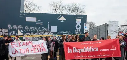 Protesta dei giornalisti di Repubblica contro Elkann alla festa per i 50 anni del giornale: &ldquo;Chi vuol disfarsi del giornale festeggia, noi fuori&rdquo;