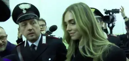 Chiara Ferragni in tribunale per il Pandoro Gate circondata dai cronisti: &ldquo;Aspettiamo le 15.30&rdquo; &ndash; Video