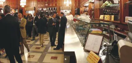 C&rsquo;&egrave; un intruso alla Camera dei deputati: caccia alla blatta sotto la vetrina dei panini alla buvette di Montecitorio