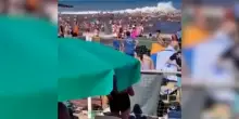 Panico sulla spiaggia di Santa Clara del Mar, onda anomala travolge i bagnanti: un morto e diversi feriti &ndash; Video