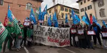 La protesta dei lavoratori di Whoolrich a Pitti: &ldquo;Ci vogliono trasferire a Torino, &egrave; un licenziamento collettivo mascherato&rdquo;. La replica del gruppo: &ldquo;Procedura sospesa&rdquo;