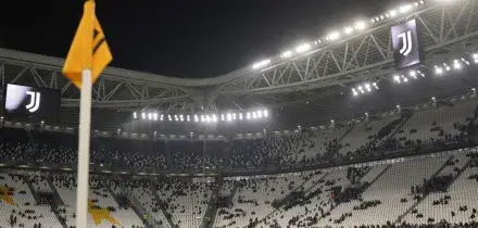 Si nascondono nella lounge dell&rsquo;Allianz Stadium per mangiare e bere: fermati due tifosi