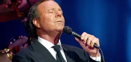 &ldquo;La verit&agrave; verr&agrave; a galla e la situazione sar&agrave; chiarita&rdquo;: Julio Iglesias si difende dalle accuse di violenze sessuali e tratta di esseri umani