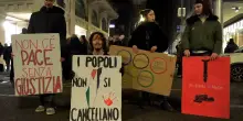 La torcia olimpica arriva a Varese, contestazioni e cartelli pro Palestina: &ldquo;Qui si gioca, a Gaza si muore&rdquo;