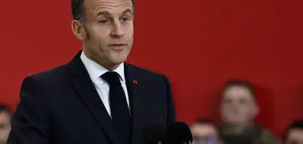 Macron si presenta sul palco con un occhio rosso: &ldquo;&Egrave; quello della tigre, segno di determinazione&rdquo; &ndash; Video