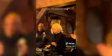 Brigitte Macron dj per un giorno: la premi&egrave;re dame francese scatenata a Disneyland Paris &ndash; Video