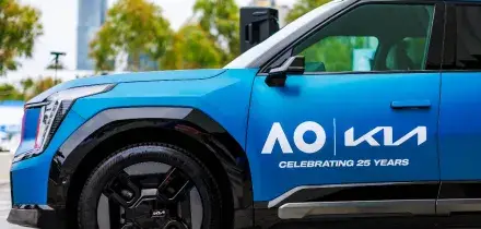 Kia festeggia 25 anni agli Australian Open 2026 tra mobilit&agrave; elettrica e fan experience