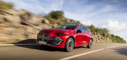 Al volante della nuova Clio. Equilibrio riuscito tra efficienza, agilit&agrave; e piacere