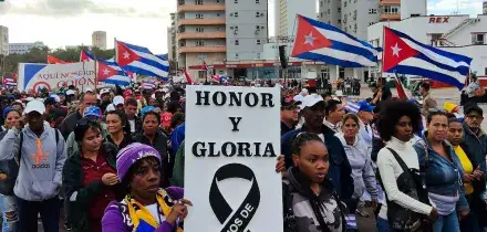 Cuba, l&rsquo;omaggio dell&rsquo;Avana ai 32 militari uccisi nel raid Usa in Venezuela: decine di migliaia in marcia sul lungomare